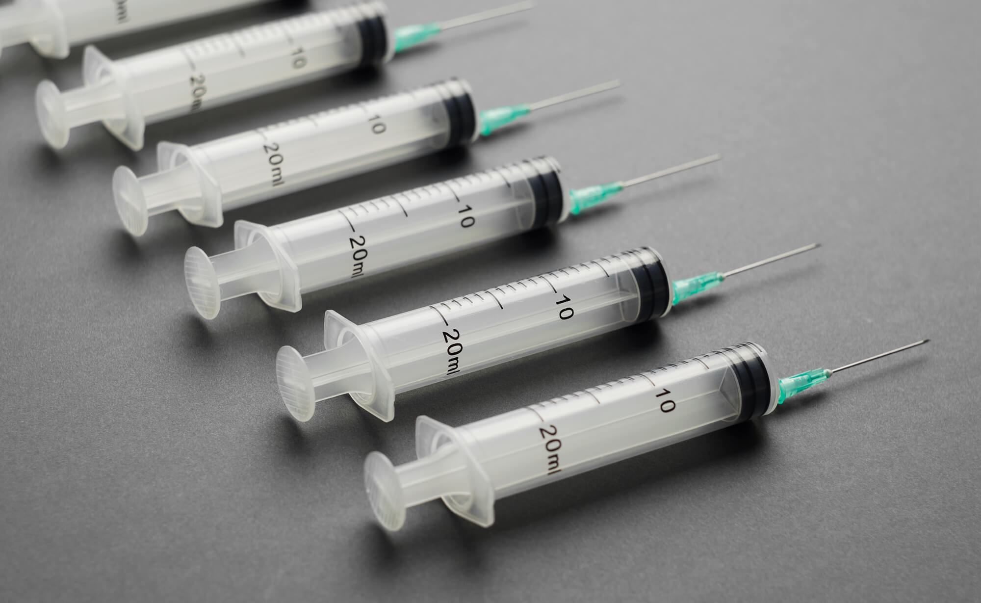 После года вакцинации человечество не вымерло. Наиболее популярные фейки о прививке против COVID-19