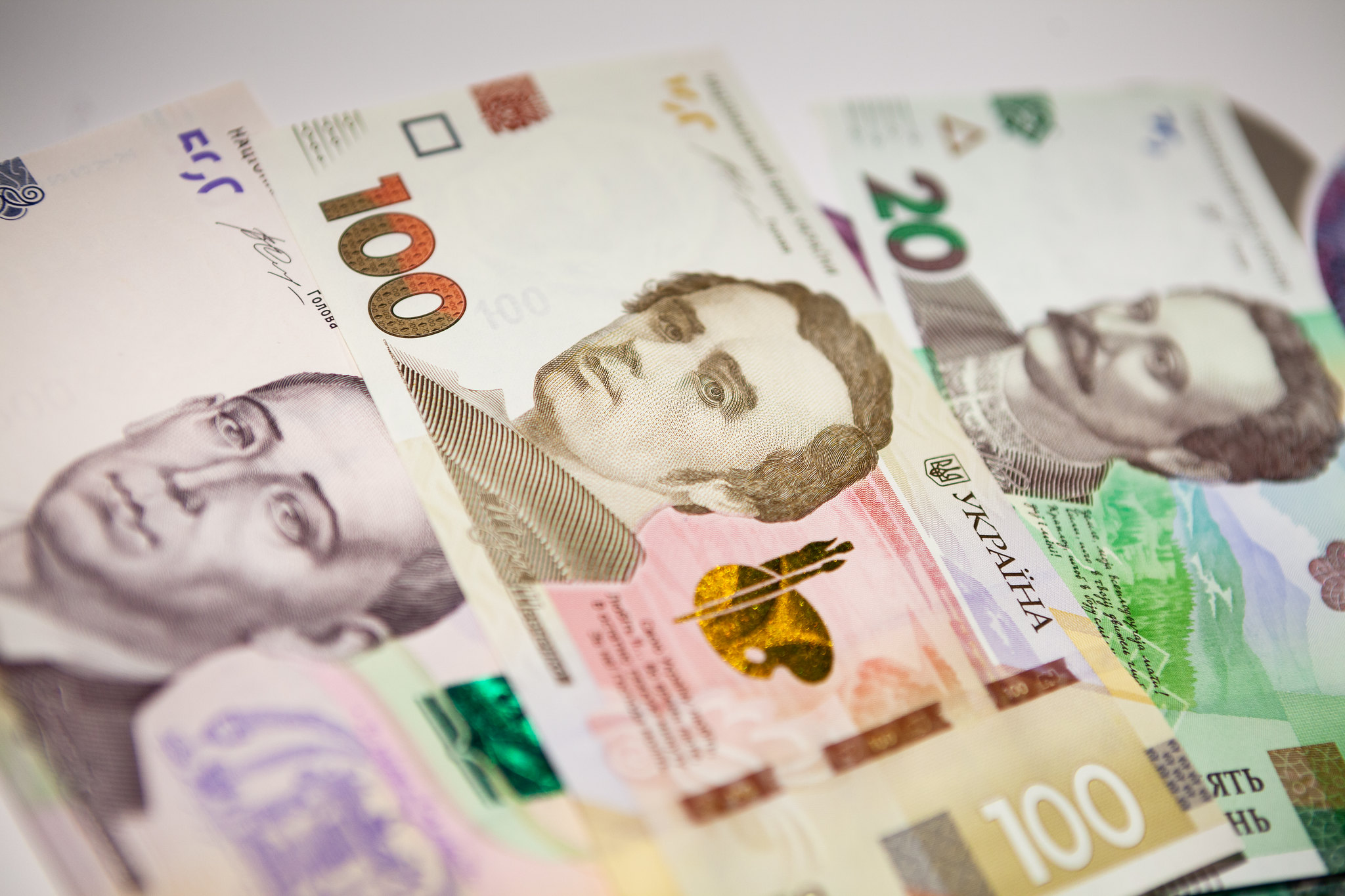 How much does the NBU influence deposit and lending rates in Ukraine?